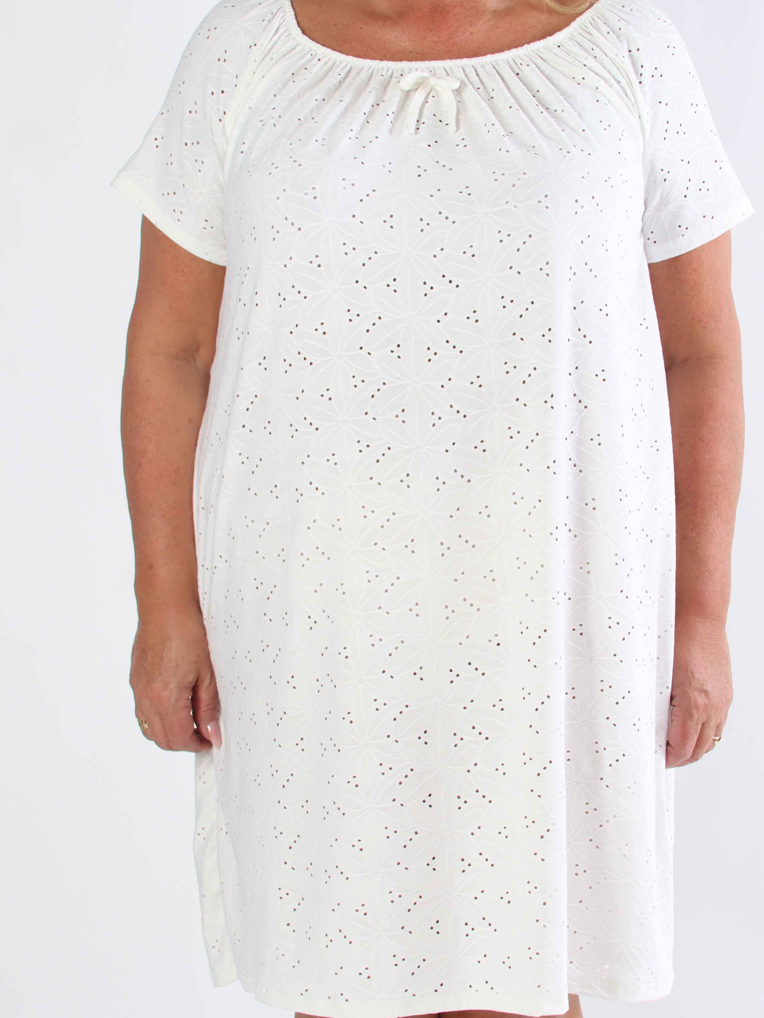 Aliz - Söt mjuk plus size-klänning med broderie anglaise